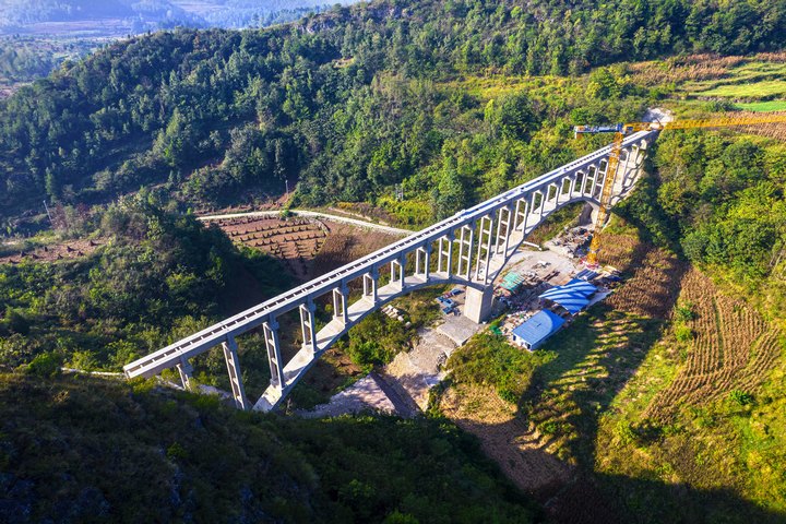 建設(shè)中的貴州夾巖水利樞紐工程畢節(jié)市黔西市境內(nèi)橫跨兩山的拱橋渡槽。