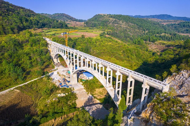 建設中的貴州夾巖水利樞紐工程畢節(jié)市黔西市境內橫跨兩山的拱橋渡槽。