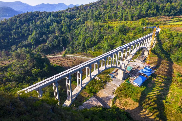 建設中的貴州夾巖水利樞紐工程畢節(jié)市黔西市境內(nèi)橫跨兩山的拱橋渡槽。