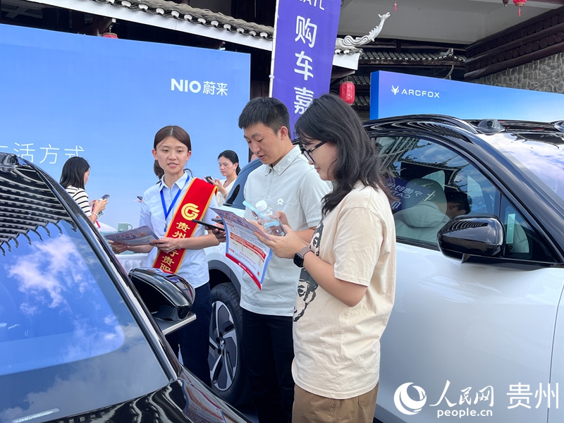 活動(dòng)現(xiàn)場(chǎng)，消費(fèi)者正了解體驗(yàn)新能源汽車。人民網(wǎng) 陳潔泉攝