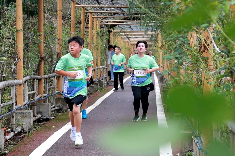 2、歡樂跑奔跑不停 。羅韓瓏攝