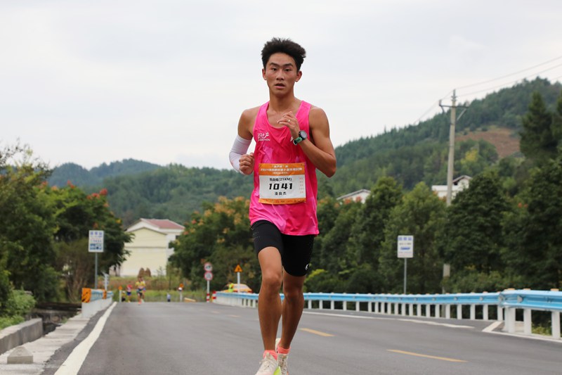3、挑戰(zhàn)組向前奔跑。 陳桂良攝