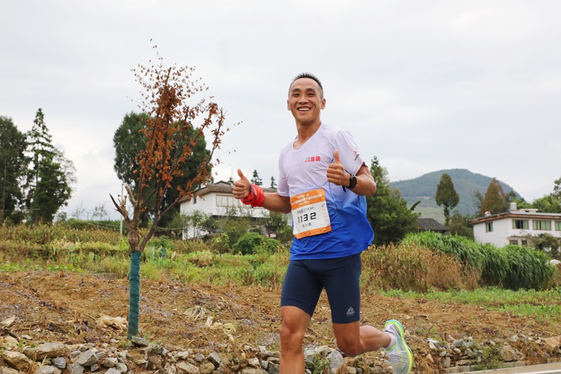 4、鄉(xiāng)村路上的選手。 陳桂良攝