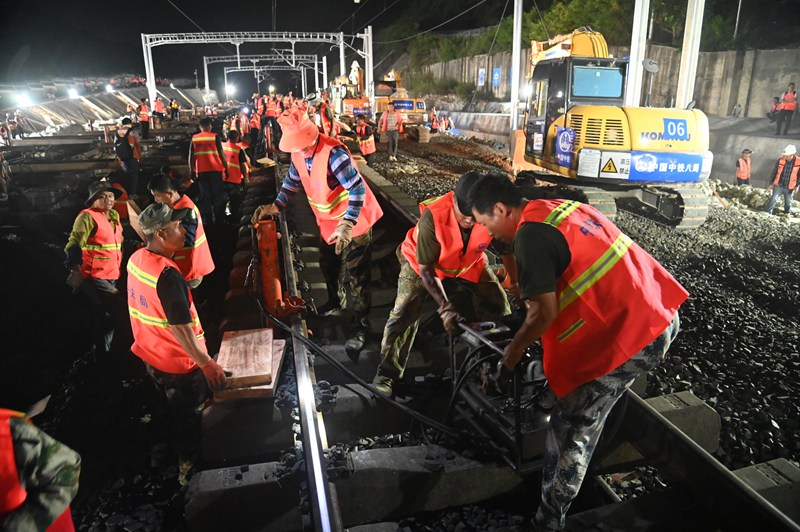 3 圖為新建貴南高鐵引入貴陽樞紐工程施工現(xiàn)場。