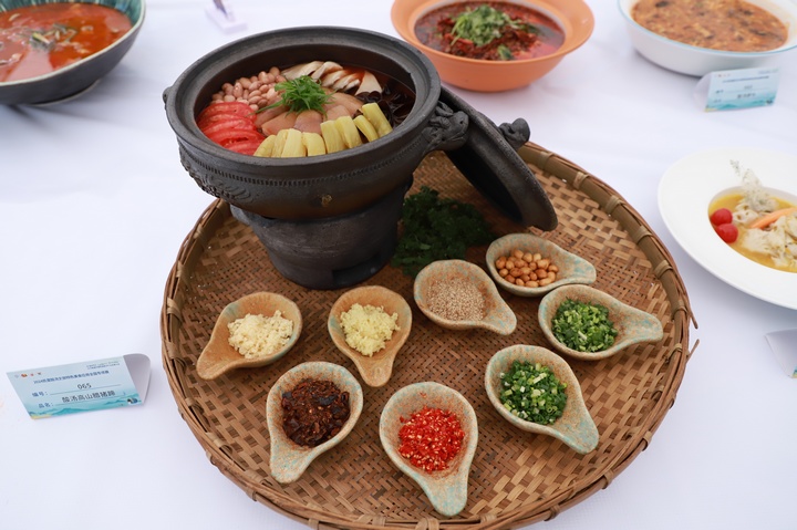 2024首屆中國(guó)凱里酸湯產(chǎn)業(yè)發(fā)展大會(huì)現(xiàn)場(chǎng)。
