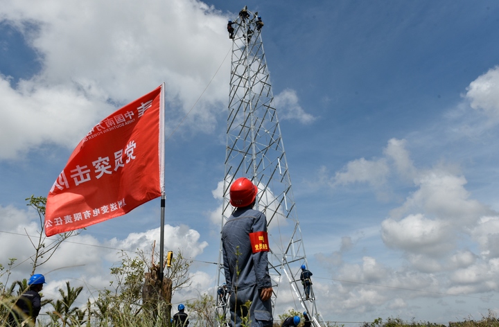  抗災(zāi)復(fù)電黨旗飄。
