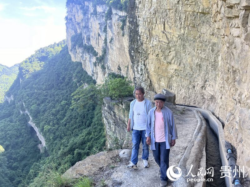 許光福和其兒子許武軍一同巡渠護(hù)渠。人民網(wǎng) 陳潔泉攝