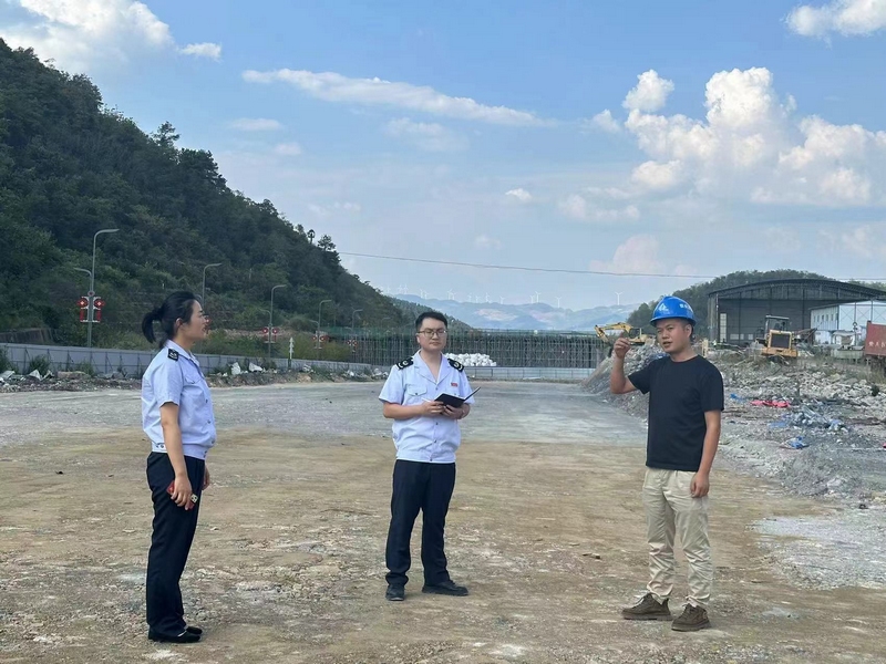 實地走訪企業(yè)問需問計。成馨雨攝