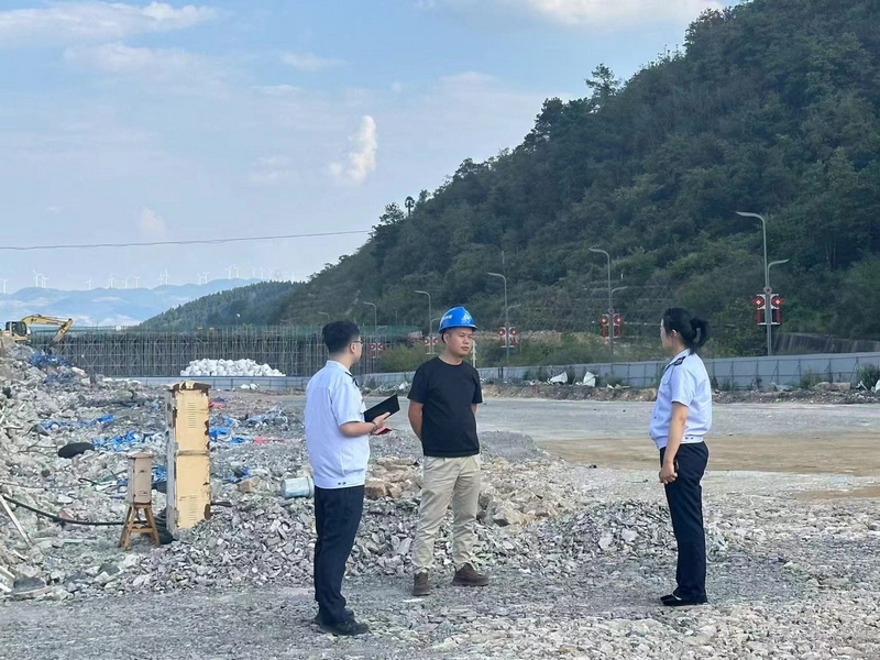 實地走訪企業(yè)問需問計。成馨雨攝