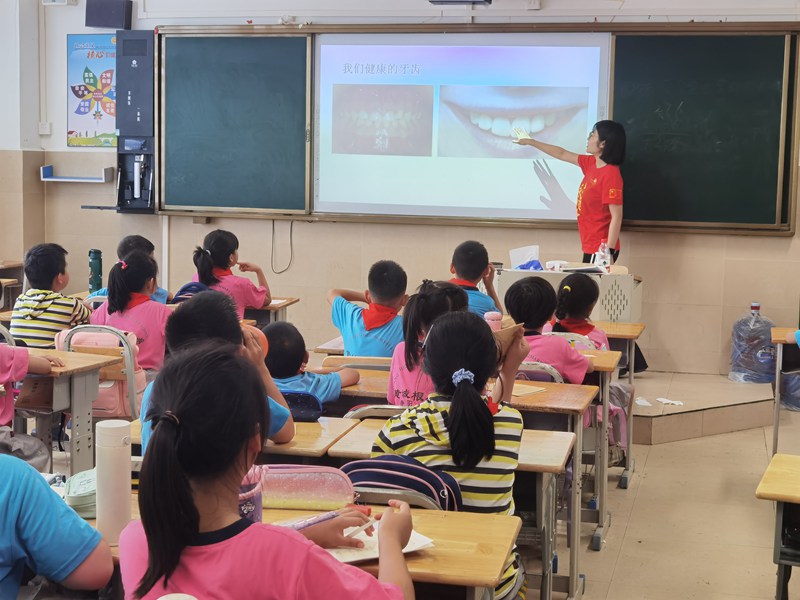 觀山分院黨支部走進(jìn)皇城根小學(xué)，為三年級(jí)學(xué)生進(jìn)行健康宣教。