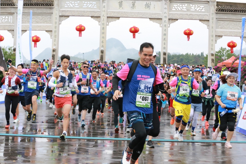 5 圖為2023黃果樹(shù)100越野跑