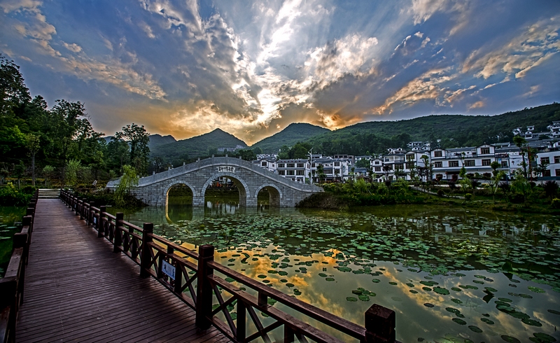 7 圖為中國(guó)最美休閑鄉(xiāng)村——桃子村
