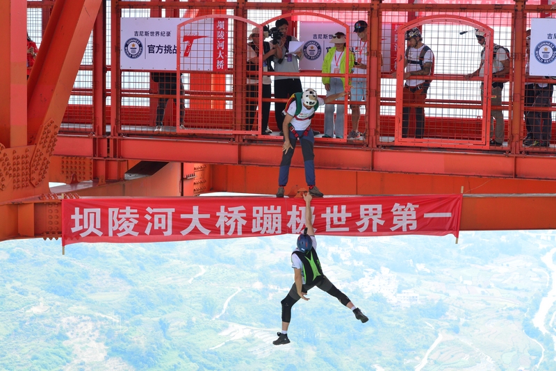 8 圖為2023壩陵河大橋低空跳傘賽