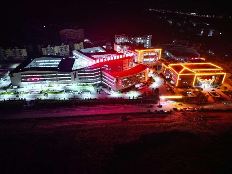 夜空下的三都縣人民醫(yī)院總院新院區(qū)。