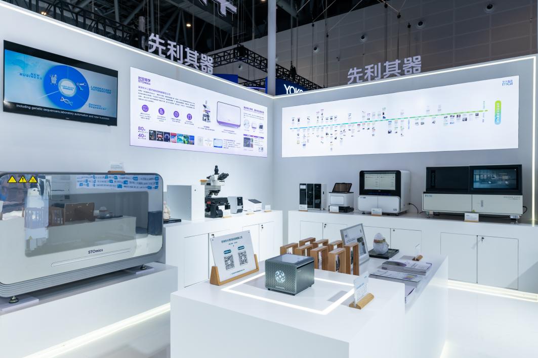 華大集團(tuán)展臺：DCS Lab（部分設(shè)備）。