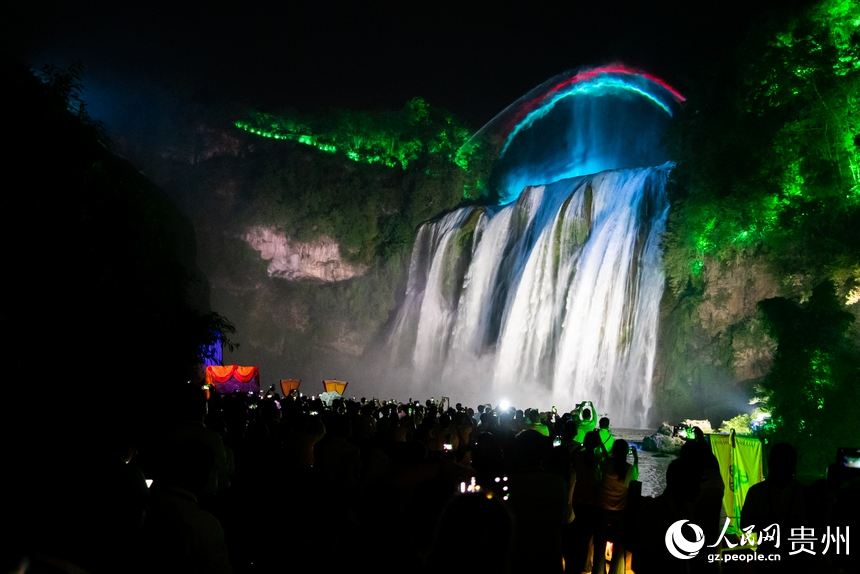 游客夜游黃果樹瀑布，觀賞大型燈光秀。人民網(wǎng)記者 涂敏攝