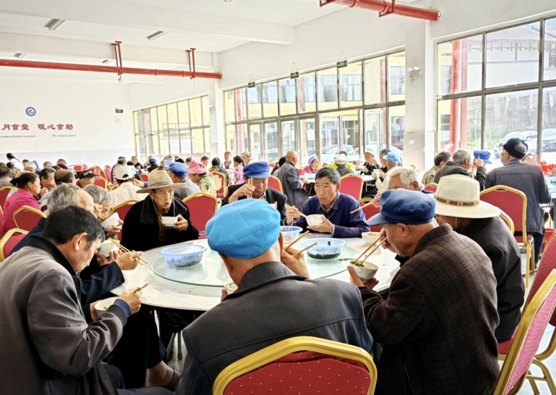 老人在“歲月食堂”集中用餐。
