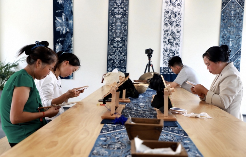居民在活動中心舉行刺繡活動。