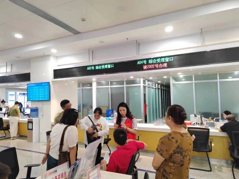 窗口前的“壩壩會(huì)” (1)