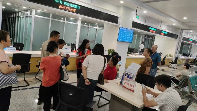 窗口前的“壩壩會(huì)”。