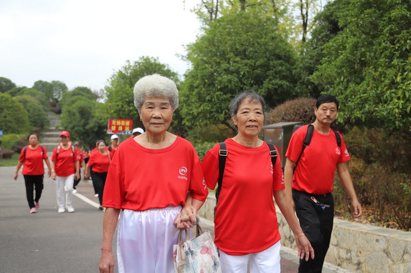 登高活動(dòng)正式開始，老年朋友們邁著矯健的步伐，沿著蜿蜒的山路，一步步向山頂進(jìn)發(fā)。 李宇攝