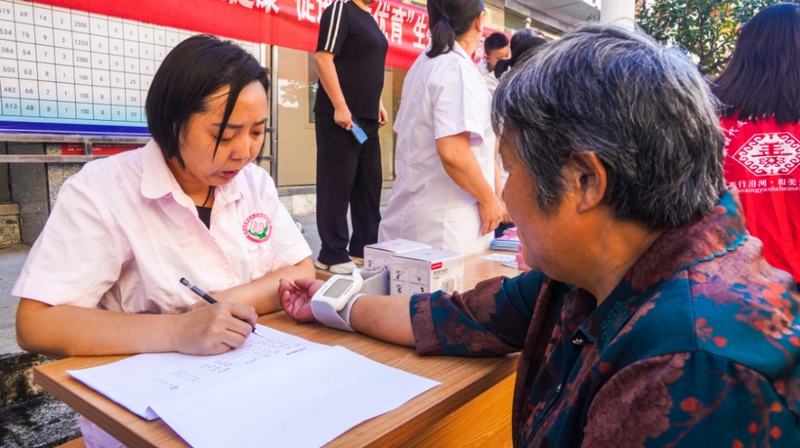 免費(fèi)為居民進(jìn)行血壓