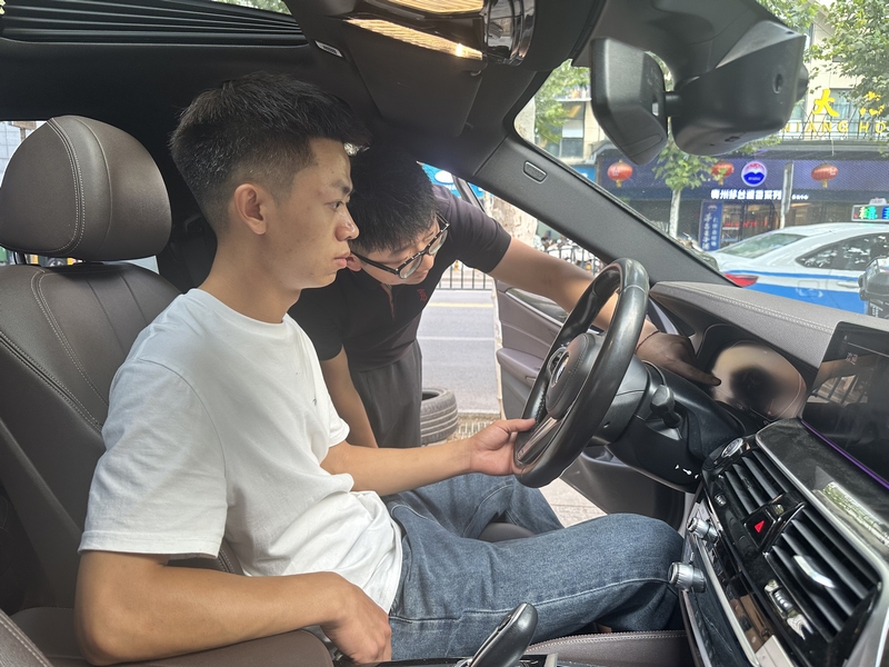 市民劉先生正在試駕