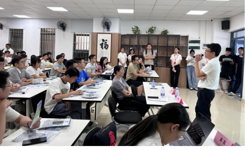 貴州磷化集團人力資源部部長劉荊風與大學生互動交流。