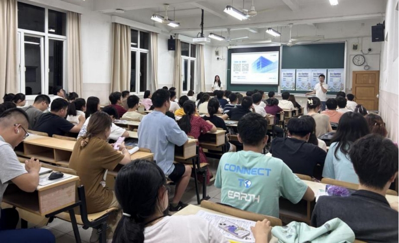 招聘宣講會上，畢業(yè)多年的校友分享在貴州磷化集團職業(yè)發(fā)展的親身體驗
