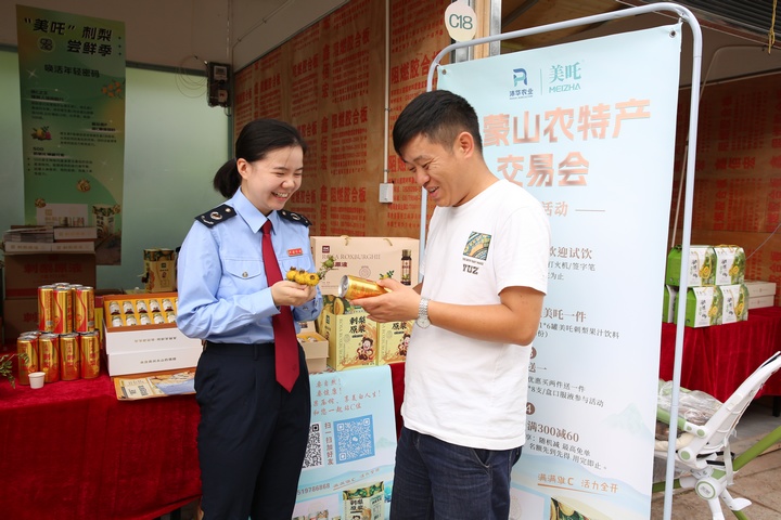 稅務(wù)干部深入農(nóng)交會(huì)現(xiàn)場(chǎng)走訪(fǎng)問(wèn)需，了解企業(yè)涉稅需求。鄭婷攝