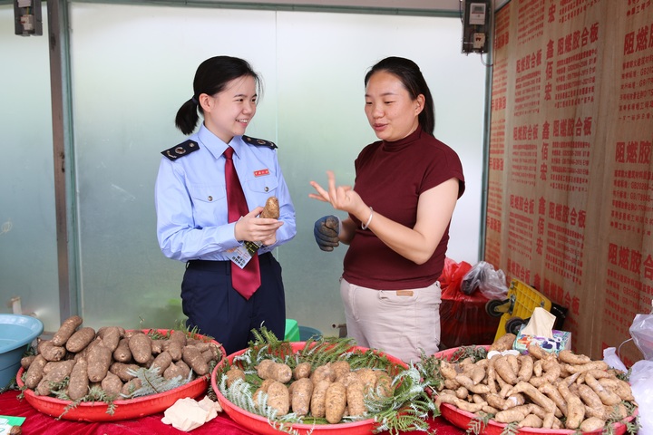 稅務(wù)干部深入農(nóng)交會現(xiàn)場走訪問需，了解企業(yè)生產(chǎn)經(jīng)營情況和涉稅需求。鄭婷攝