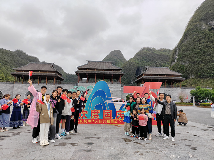 游客們用別樣的方式向祖國(guó)表白。