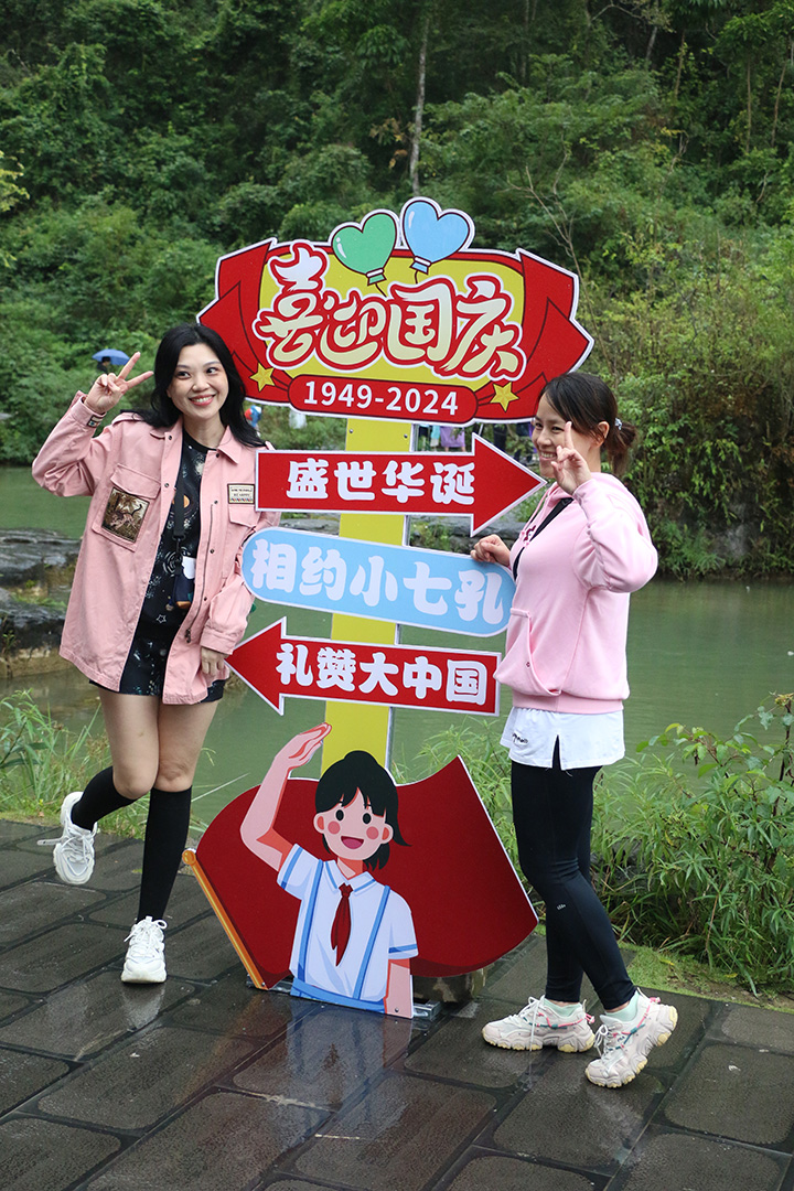 游客在打卡美陳前打卡。