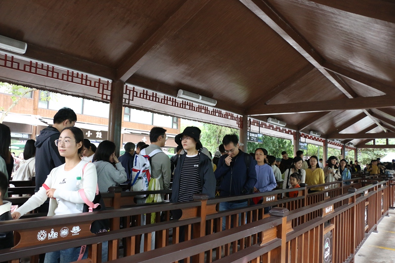 游客在景區(qū)內(nèi)有序換乘。