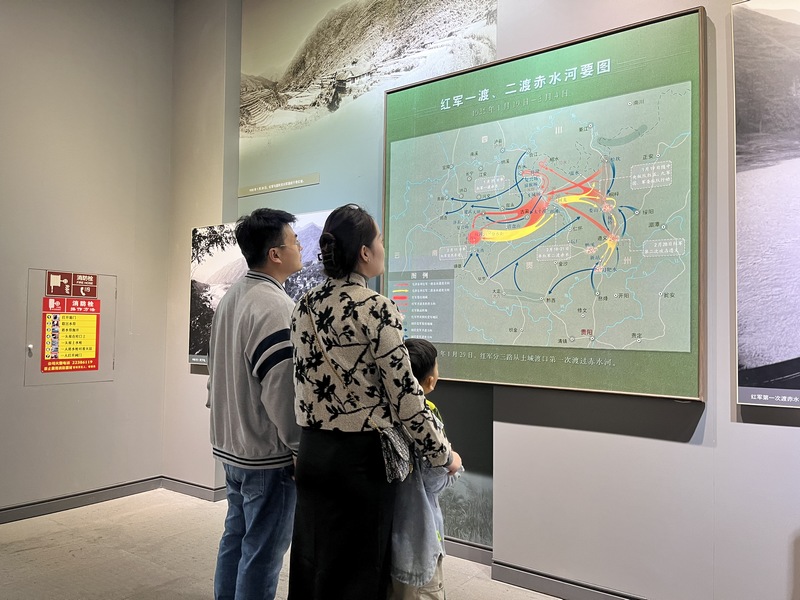 5、武迪一家參觀紅軍長征過茅臺陳列館.jpg