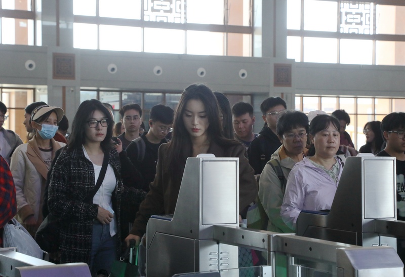 荔波高鐵站內(nèi) 乘客在檢票進(jìn)站.JPG