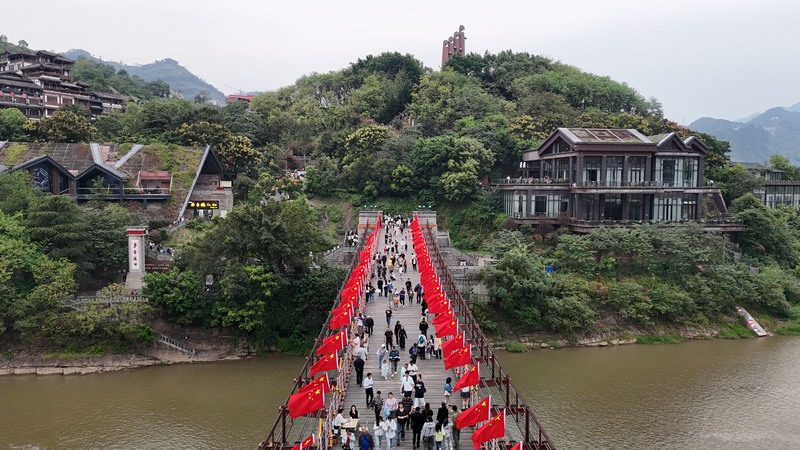 3、茅臺鎮(zhèn)紅軍橋游人如織。 余甚君 攝.JPG