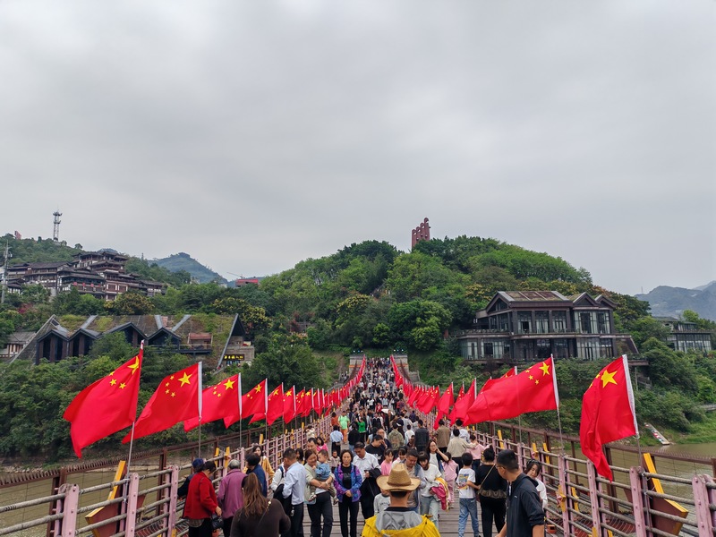 4、茅臺鎮(zhèn)紅軍橋游人如織夜。 余甚君 攝.jpg