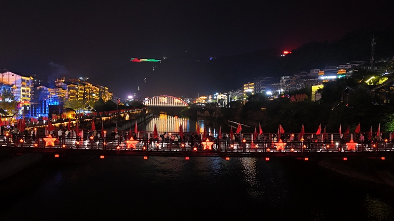 5、茅臺鎮(zhèn)紅軍橋游人如織（夜景）。 余甚君 攝.JPG
