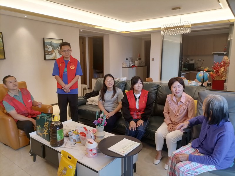 2 端午節(jié)時(shí)華興社區(qū)民情助理陳藝丹（右三）慰問(wèn)高齡老人