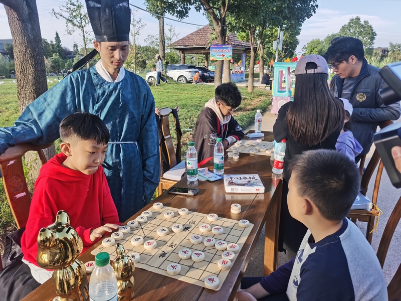 現(xiàn)場設(shè)置了國潮有“禮”、國潮“趣”驛站、動態(tài)氛圍營造等三大版塊的主題活動。查姜維 攝