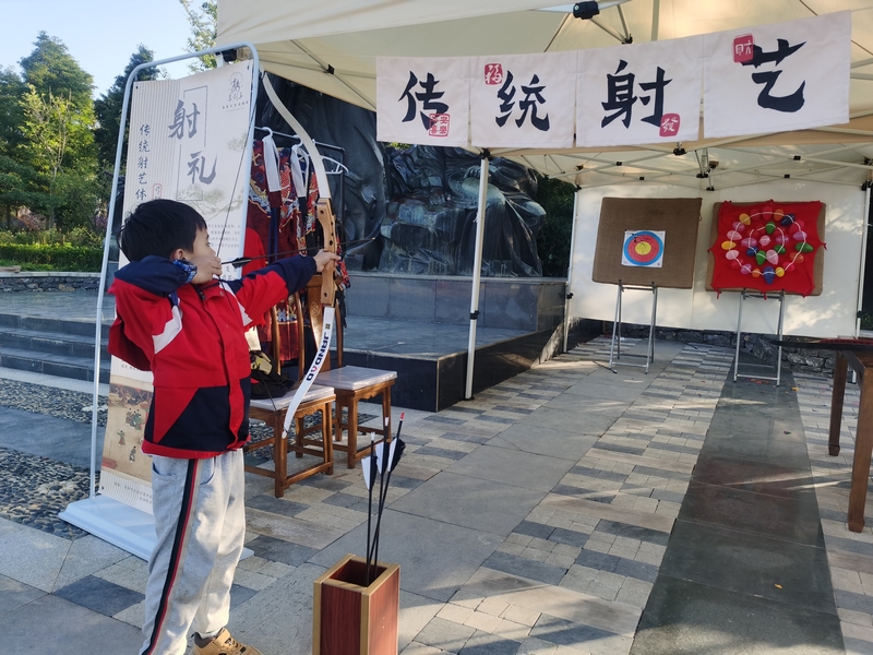 射箭傳統(tǒng)文化體驗項目 。張艦 攝