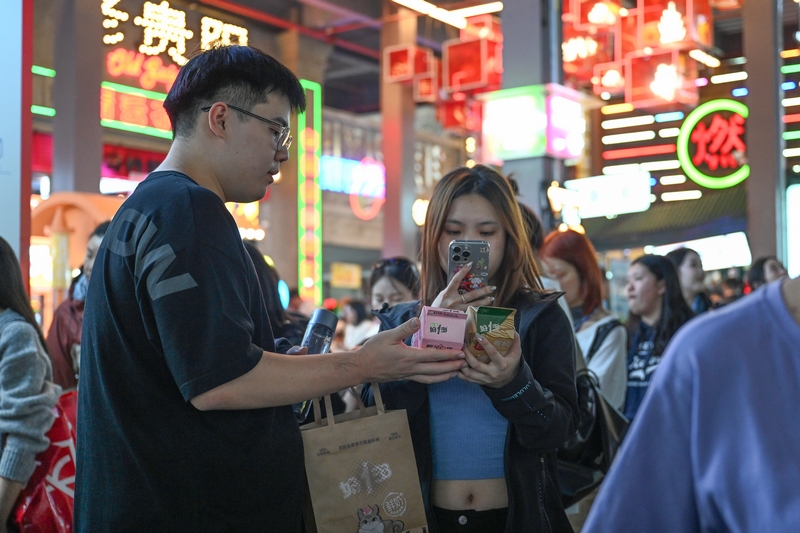 好一多系列乳品熱力十足，眾多游客爭(zhēng)相打卡體驗(yàn)。