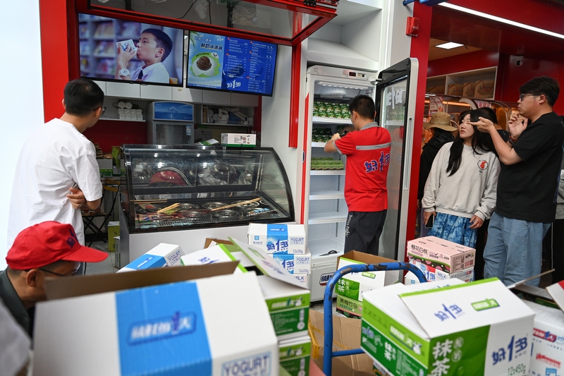 好一多系列乳品熱力十足，眾多游客爭(zhēng)相打卡體驗(yàn)。