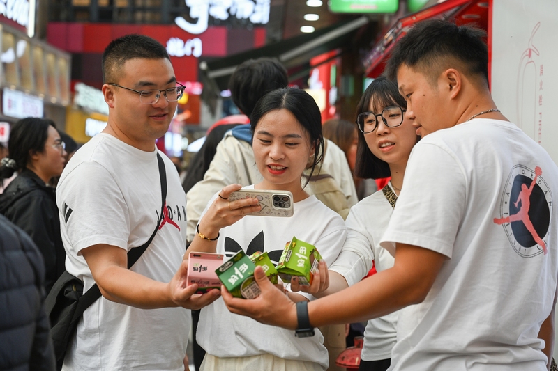 好一多系列乳品熱力十足，眾多游客爭(zhēng)相打卡體驗(yàn)。