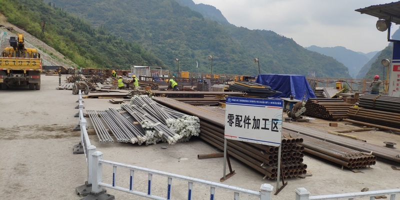(3)國(guó)慶期間，烏長(zhǎng)高速TJ-3標(biāo)項(xiàng)目2#主塔施工現(xiàn)場(chǎng)。 龔曉宏 攝