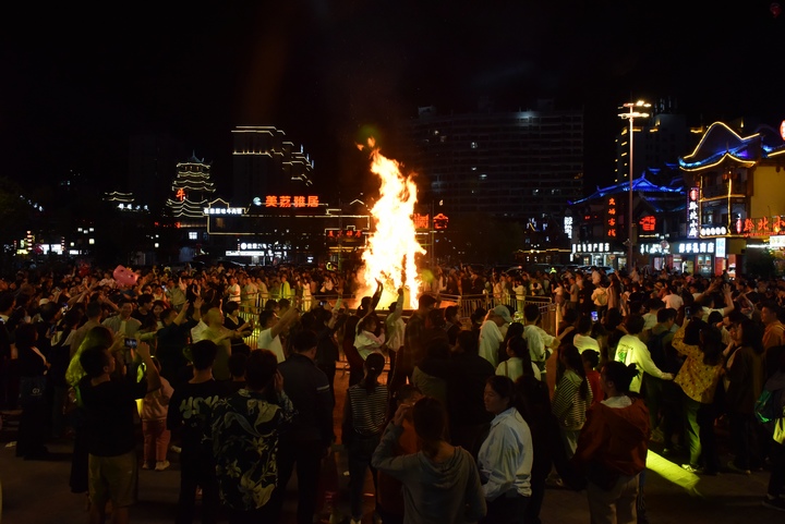 荔波古鎮(zhèn)篝火晚會(huì)。