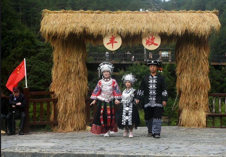 圖為郎德景區(qū)的稻耕文化區(qū)游客在打卡體驗。 李玉貴攝