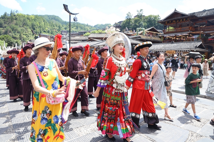圖為西江千戶苗寨景區(qū)開展的活態(tài)文化展示。楊維麗 攝 
