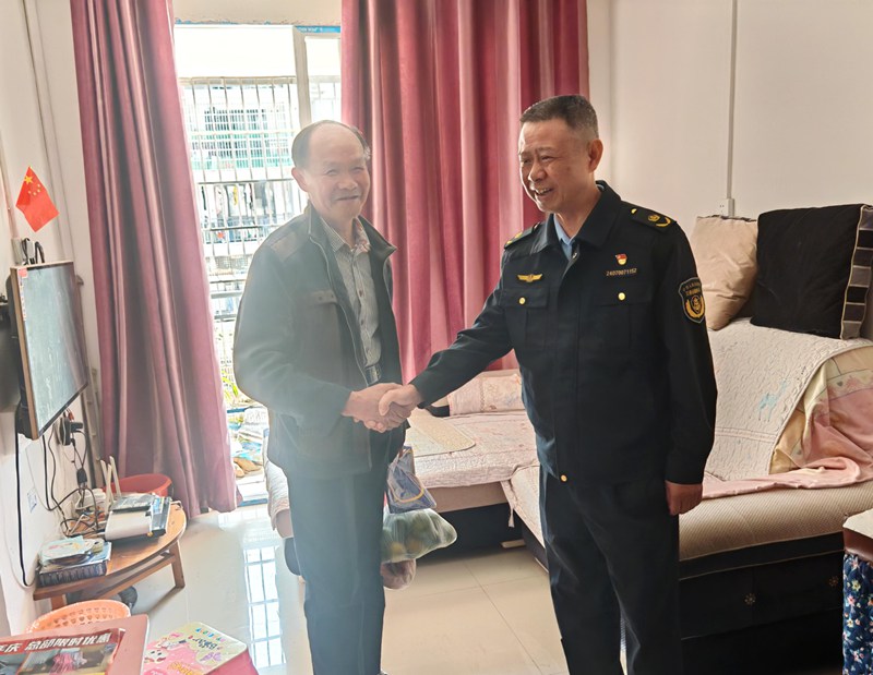 貴州省交通運(yùn)輸綜合行政執(zhí)法七支隊(duì)十一大隊(duì)工作人員與老人親切握手。